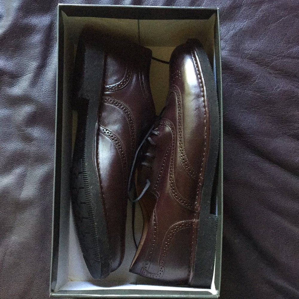 Rockport in the box men’s burgundy dress shoes!